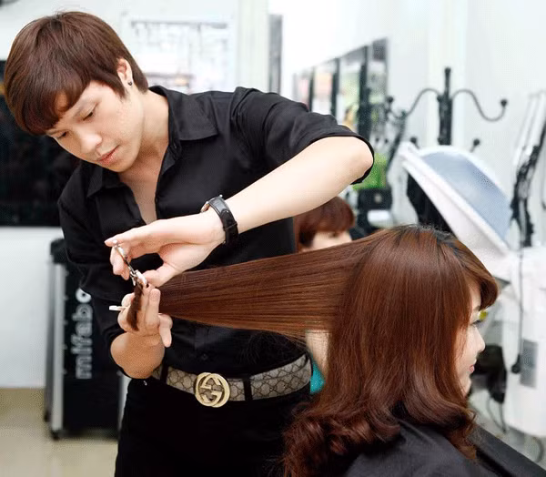 Tỉa tóc: Tóc dài ra sẽ khiến các nếp tóc của bạn mất đi, do vậy, khoảng 1 tháng/lần bạn nên đến tiệm làm tóc để tỉa đi phần tóc chìa ra. Ảnh: chinese.com.vn.