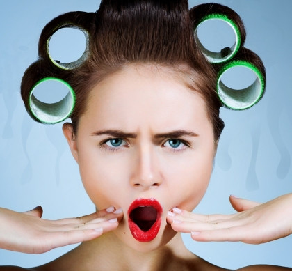 Một cách giữ nếp tóc đơn giản khác cho những bạn không thích sử dụng gel. Dùng ống quấn tóc, búi tóc lên cao trên đỉnh. Chú ý, không búi quá chặt sẽ gây tổn thương tóc. Chia tóc làm hai bên và thắt bím nhẹ cũng là một cách chăm sóc tóc uốn. Ảnh: thoitrangthanhhungidi.com.