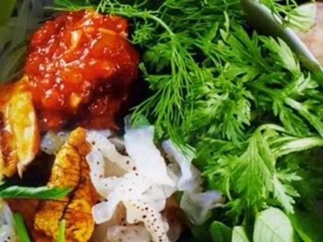 3. Canh sứa cá rô. Nguyên liệu: sứa, cá rô lớn, cà chua, bánh đa sợi nhỏ khô, bột nghệ, ớt bột, hạt nêm, nước mắm, hành tím thái lát, dầu ăn. Rau ăn kèm: Bù ngót, thìa là, cần nước trụng, cải cúc trụng. Sứa thái miếng vừa ăn, rửa sạch bằng nước ấm pha ít muối nhạt. Cá rô đánh vẩy làm sạch, cho cá vào nồi nước sôi nêm ít nước mắm, luộc chín. Vớt ra để nguội, tách lấy thịt, cho xương và đầu cá vào lại nồi hầm cho ra nước ngọt, lọc lấy nước dùng, nêm hạt nêm vừa ăn. Ảnh: Webtretho.vn.