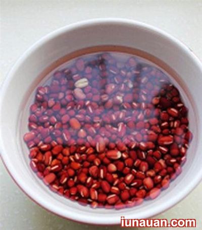 3. Bánh Mochi đậu đỏ. Nguyên liệu: Bột nếp, bột năng, đậu đỏ, nước cốt dừa, đường, vani, muối. Đậu đỏ rửa sạch qua nước, để ráo rồi cho vào nồi. Cho nước cốt dừa và nước lọc vừa ngập mặt đậu, đun sôi hầm cho đậu thật nhừ. Khi thấy đậu cạn nước thì có thể cho thêm nước vào. Ảnh: iunauan.com.