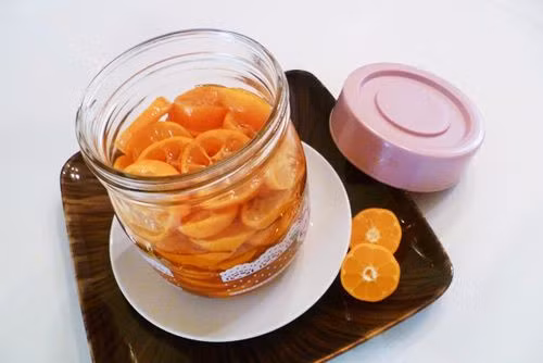 Chữa ho: Quả quất chín (loại bỏ những quả đã ủng nhũn) 10g, rửa sạch, cho vào chén cùng với ít đường phèn hoặc mật ong, đem hấp chín trong 15-20 phút. Nghiền nát, để nguội, cho trẻ uống làm 3 lần trong ngày. Dùng 3-4 ngày. Có thể phối hợp với hoa hồng bạch 10g và hạt chanh 10g. Cách làm và dùng như trên. Ảnh: tapchidongy.vn.