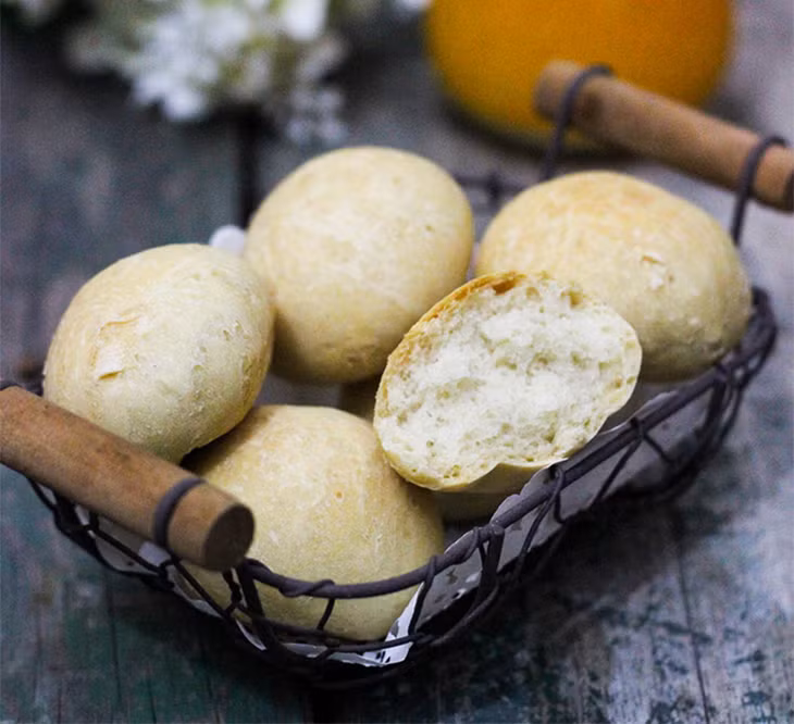 Khi bột nở thêm gấp đôi, nhẹ nhàng lấy ra khỏi bát rồi đặt lên bề mặt có rắc một ít bột, sau đó rắc thêm bột lên hỗn hợp. Dùng tay để tạo hình ổ bánh thành hình quả bóng. Đặt hỗn hợp vào một chiếc bát sạch đã được phủ lớp dầu oliu và bột. Đậy lại trong một tiếng để hỗn hợp nở ra. Ảnh: dienmayxanh.com.