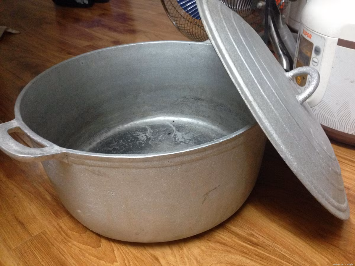 3. Nấu cơm bằng nồi gang. Nguyên liệu: Gạo, nước. Khi ngâm, cần rửa sạch gạo, lấy nước sạch ngâm, lúc nấu thì trút luôn tô gạo ngâm đó vào nồi nấu cả nước. Bật bếp nấu lửa to bình thường, khi cơm sôi tắt bếp để 20 phút. Sau 20 phút, mở nồi sẽ thấy gạo ngấm đầy nước, lúc này điều chỉnh mực nước là chuẩn nhất. Ảnh: Phununews.vn.