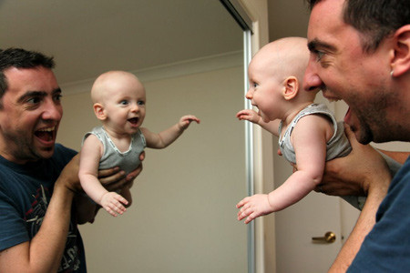 Trò chơi này sẽ giúp bé học cách thực hiện những động tác một cách linh hoạt, nhanh chóng, hơn nữa cũng sẽ giúp gắn kết các thành viên trong gia đình và giúp bé vui vẻ hơn.