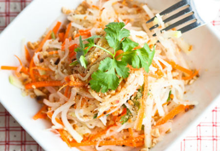 Chần su hào và cà rốt qua nước sôi để giảm bớt mùi hăng.Cho rau và tỏi vào cùng với su hào, cà rốt sau đó trộn đều. Cho thêm chanh, dấm, tỏi, ớt. Thêm lạc rang lên trên cùng và thưởng thức. Ảnh: phunutoday.vn.