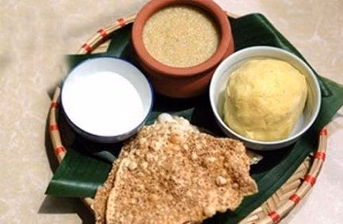 Cho đậu xanh vào hấp cùng ít muối. Khi đậu chín lấy ra giã nhuyễn, nắm thành nắm tròn. Sau đó cho kê vào nồi nấu cùng chút muối. Đun đến khi sôi thì hạ nhỏ lửa. Nấu đến khi miết hạt kê vào tay thấy nhuyễn ra là được. Ảnh: blog.beemart.vn.