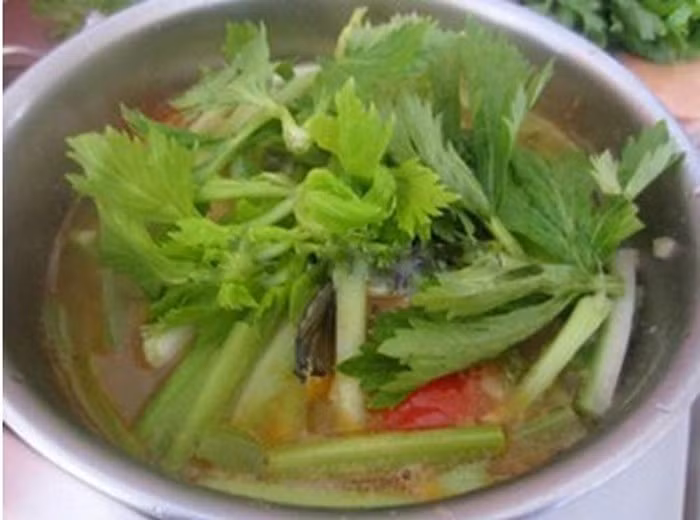 Hầm đậu đỏ cho chín. Phi thơm hành và xào sơ các nguyên liệu rồi đổ đậu vào đun nhỏ lửa. Nêm gia vị đến khi các nguyên liệu chín mềm là được. Món ăn này không chỉ bổ dưỡng mà còn rất tốt cho người bị cao huyết áp. Ảnh: Zing News.