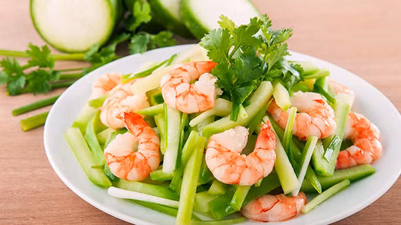 Tiếp theo cho tôm, chút rượu vang, hạt tiêu, đường, muối, gia vị vào xào thêm một lúc thử tôm và rau cần mềm là được. Món ăn từ cần tây này rất ngọt và mát, có thể làm bài thuốc ngủ ngon. Ảnh: Knorr.