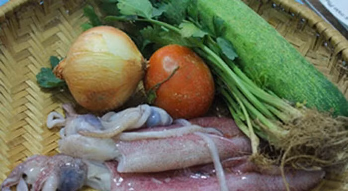 3. Cần tây xào mực. Nguyên liệu gồm mực, cần tây, ớt, hạt nêm, bột canh, tiêu, tỏi. Mực làm sạch, bỏ mai, bỏ mật và cắt khúc vừa ăn. Cần tây cắt bỏ lá, giữ phần cọng và cắt khúc. Ớt thái lát, tỏi bóc vỏ băm nhuyễn. Cho tỏi, hạt tiêu, bột nêm vào ướp cùng mực tầm 5 phút. Ảnh: Vietbao.