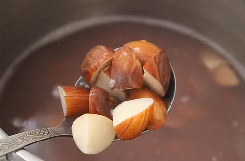 Giảm nếp nhăn: Lấy hạt mít và ngâm chúng trong sữa lạnh một lúc. Sau đó xay nát hạt mít và đắp lên chỗ có những nếp nhăn. Ảnh: Cooky.vn.