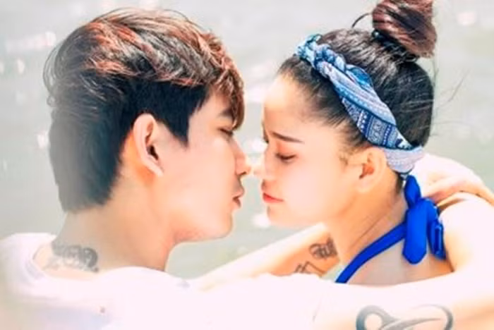 Tim cho hay, Quỳnh Anh như một bông pha lê trong lồng kính bởi sự bao bọc trong nhung lụa từ nhỏ. Tuy vậy, cô nàng rất lành tính ngoan ngoãn, đối với anh, cô giống như một đóa hoa hiền lành khiến anh mãi muốn chở che: “Quỳnh Anh ít va chạm, dễ giận dỗi, dễ bị tổn thương và thậm chí còn lơ ngơ, đểnh đoảng. Tôi nghĩ, mình đã yêu được cô gái trong sáng, lành tính như vậy thì sao còn phải suy nghĩ nhiều". Ảnh: Laodong.