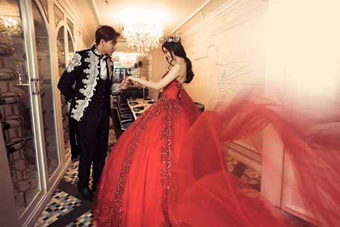 Yêu nhau đã 6 năm, đủ dài và chín, lời cầu hôn đã ngỏ cho một đám cưới ngôn tình, thế nhưng kế hoạch vẫn chưa thực hiện được nhưng Tim chỉ cần nói câu này có ý nghĩa và giá trị gấp trăm ngàn lần một đám cưới: “Đến năm Quỳnh Anh 40 hay 50 tuổi, già rồi, tóc đã bạc, da đã nhăn, lúc đó không ai cưới cô ấy nữa thì chắc còn mình tôi thôi. Không gả cho tôi thì cũng chẳng được. Nói thế có nghĩa dù Quỳnh Anh có xấu, có già thì tôi vẫn ở bên cô ấy. Cả thế giới bỗng chốc thu bé lại vừa bằng một cô gái.” Ảnh: Vietgiaitri.