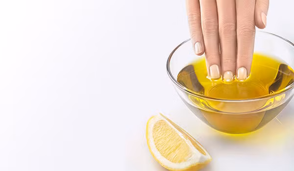 11. Tẩy trắng móng bằng chanh. Theo trào lưu: Để làm trắng chúng, tẩm một miếng bông cotton vào nước chanh, bọc móng và chờ 10-15 phút. Kết quả là không có gì thay đổi. Màu sắc của móng vẫn giữ nguyên. Ảnh: kheotay.com.vn.