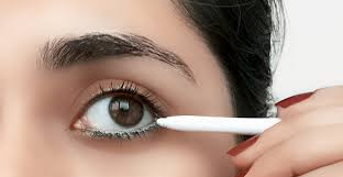 2. Dùng bút chì màu để kẻ mắt. Theo trào lưu: Ngâm bút chì màu vào nước nóng trong một khoảng thời gian. Khi chì màu mềm, bạn có thể vẽ bất kỳ mí mắt nào bạn muốn. Kết quả tồi tệ: Vết trang điểm khá sáng, đầy màu sắc và đường kẻ dễ bị mờ. Nhưng ngay cả khi vết trang điểm khô, chì sẽ bị rơi ra từng mảnh. Ảnh: bazaarvietnam.vn.