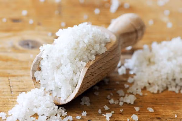 Ngậm muối chữa rát họng: Bạn có thể dùng một thìa cà phê muối để ngậm trong miệng và để muối tan dần, theo nước miếng trôi xuống họng giúp diệt khuẩn rất tốt. Ảnh: chuabenhnamdadau.com.