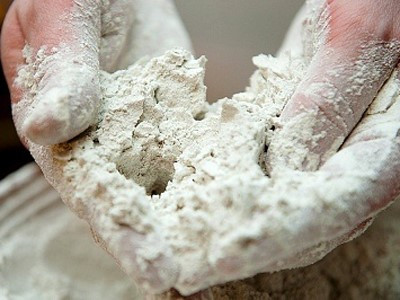 7. Đất sét: Trộn đất sét với nước sạch theo tỉ lệ 2:1. Dùng thìa gỗ thoa đất sét lên vùng da bị viêm nang lông. Để 30 phút cho đất sét khô sau đó bóc lớp đất sét ra, rửa sạch chân bằng nước lạnh. Thực hiện đều đặn 2 lần/tuần. Ảnh: Abby.vn.