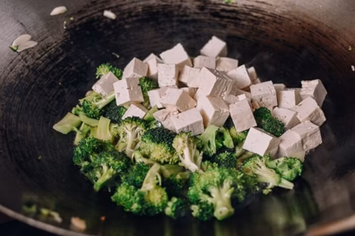 Canh đậu phụ súp lơ. Đây là món canh ngon, ngọt và mát có vị béo nên chắc chắn bé yêu sẽ rất thích. Nguyên liệu gồm có 1 bắp ngô, 1 củ su su, 1 củ cà rốt, vài nhánh súp lơ xanh. 2 bìa đậu non. Ảnh: Feedy.