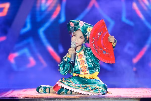 2. Thi hát. Đây là một năng khiếu mà mẹ sẽ bất ngờ khi khám phá được ở bé. Niềm vui ca hát sẽ khiến bé trở thành con người lạc quan, mạnh mẽ khi trưởng thành.