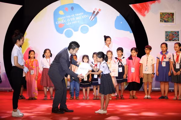 Bé sẽ học được sự tỉ mẩn, khéo léo, sáng tạo trong những bài thi của mình. Các chủ đề vẽ tranh sẽ giúp bé biết cách liên tưởng thực tế, nâng cao ý thức trách nhiệm với chính cuộc sống của mình.