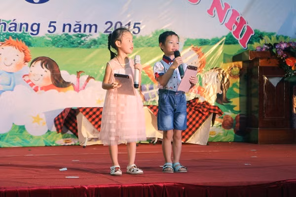 6. Thi MC. Giọng bé sẽ thay đổi hơn, ngôn từ cũng sẽ linh hoạt hơn khi bé được tham gia cuộc thi này, bé có thể nhớ được kịch bản và chủ động xử lý những tình huống có thể xảy ra trên sân khấu. Ảnh: youcannow.vn.