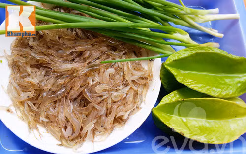 2. Tép đồng rang khế. Nguyên liệu: Tép đồng, khế chua, hành khô, tỏi, hành lá, dầu ăn, bột canh, muối, nước mắm, đường. Tép cắt râu, rửa sạch, để ráo. Ướp tôm với 1 muỗng cà phê bột canh để 10 phút để tép thấm gia vị. Ảnh: Eva.vn.