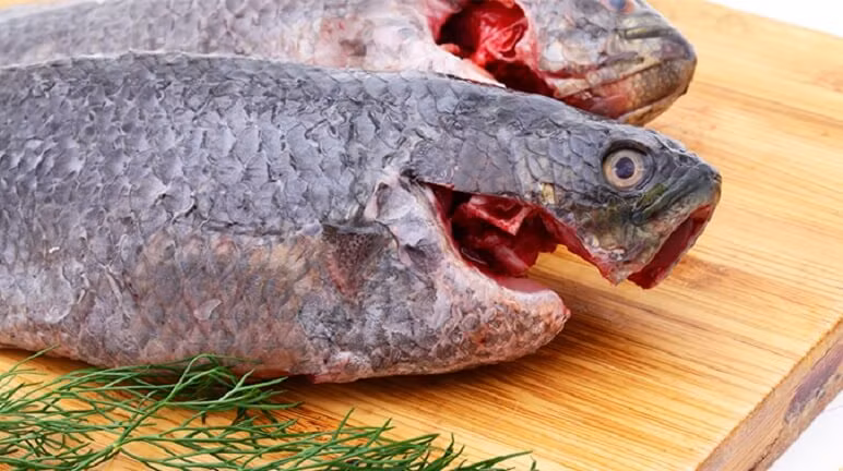 Khế chua bỏ viền cắt miếng dầy tầm 1 cm; thịt ba chỉ thái miếng to bản; ớt chỉ thiên cắt đôi. Trong nồi đất, chưng đường với một thìa dầu ăn đến khi có màu nâu nhạt thì cho thịt ba chỉ vào đảo đều, dàn thành 1 lớp lót dưới đáy nồi đất. Ảnh: Monngon.tv.