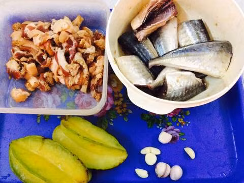 5. Cá nục kho khế và thịt ba chỉ. Nguyên liệu: Cá nục, khế chua, thịt lợn, nước mắm, nước tương, ớt, tiêu, đường, nước màu và hành tỏi băm.Thịt ba chỉ thái và ướp cùng tiêu, muối, nước mắm và hành tỏi khoảng 10 phút. Cá cũng làm sạch rồi ướp với bột canh cùng thời gian với thịt. Ảnh: cookpad.com.