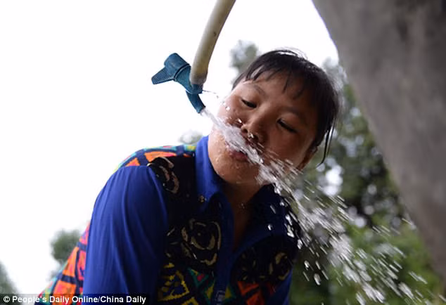 Qua hàng chục năm đục đẽo, hiện nay một kênh nước dài 7200m và một nhánh dài 2200m đã hoàn thành, nước bắt đầu chảy vào làng. Nó cung cấp nước cho 3 làng khác. Con kênh này được đặt theo tên ông để tôn vinh chủ nhân của nó.