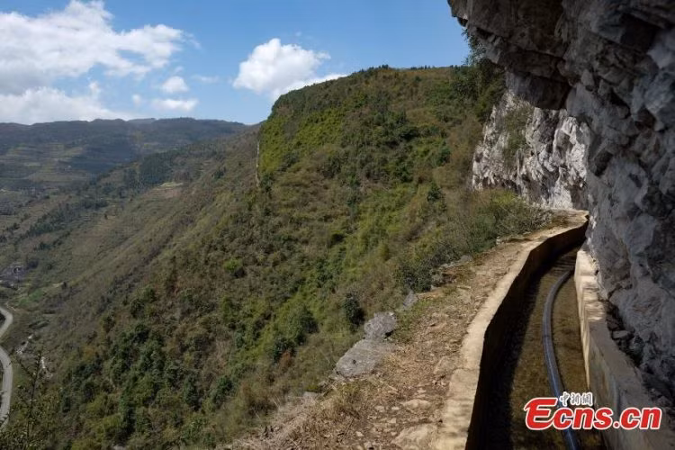 Dân làng lại không có đủ kinh phí để làm ống dẫn nước, vì thế ông Huang đã nghĩ ra cách mà mọi người gọi là viển vông, đục núi đào kênh.