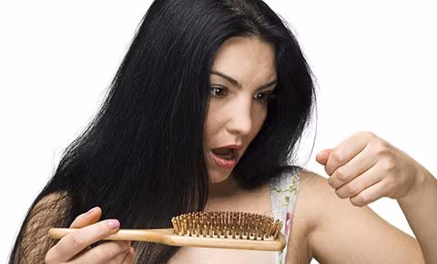 7. Cải thiện tình trạng rụng tóc, tóc bạc. Nguyên liệu: Hà thủ ô 10g, trứng gà 2 quả. Trước tiên dùng hà thủ ô sắc thuốc, sau đó luộc chín 2 quả trứng, bỏ vỏ, lại đun sôi thêm ít nhất nửa tiếng nữa. Mỗi ngày dùng 2 lần, mỗi lần 1 quả trứng gà. Ảnh: trungtamdalieudongy.com.