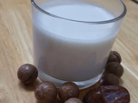 Cho 120gr hạt, nước, 4 trái chà là khô bỏ hạt vào máy xay tốc độ nhỏ từ 4 - 6 phút cho thật nhuyễn. Dùng rây dày hoặc vải voan lọc lại sữa. Uống nóng hoặc cất ngăn mát tủ lạnh dùng trong 24h. Ảnh: cookpad.com.
