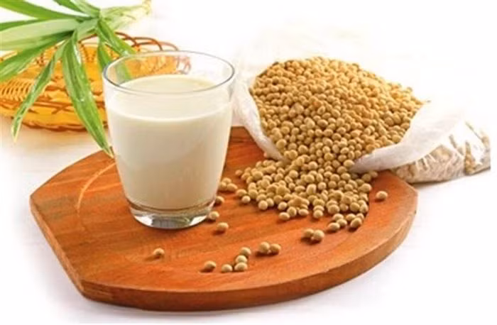 Đậu nành. Nhiều người đã dùng đậu nành để điều trị bệnh buồng trứng đa nang. Tuy nhiên, đậu nành có vai trò giống với hormone estrogen, tăng khả năng sinh sản ở nữ giới. Ảnh: Chuaviemdaitrang.