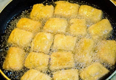 Thịt lợn quay thái thành từng miếng có độ dày 2-3cm. Chiên đậu phụ vàng hai mặt, vớt ra, để ráo. Làm nước sốt: Cho dầu hào, xì dầu, rượu gạo, dầu vừng vào bát khuấy đều. Lấy một chiếc bát khác cho bột ngô và nước khuấy đều. Đun sôi nước cùng muối rồi cho đậu cove, cà rốt vào chần khoảng 5 phút. Ảnh: meovatdoisong.net.