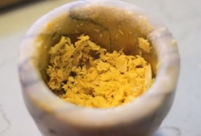 Riềng, sả cho vào cối giã nhỏ. Khế rửa sạch rồi thái lát mỏng. Tỏi bóc vỏ, rửa sạch và băm nhỏ. Ớt và lá chanh cũng rửa sạch thái nhỏ. Vừng đem rang chín. Thái thịt thành những miếng mỏng. Ảnh: Vnanngon.