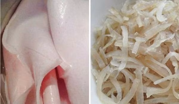 Luộc chín bì lợn và vớt ra để nguội và thái chỉ dài nhỏ. Mỡ phần cho vào bát, thêm muối, đường và rượu vào ướp để mỡ thêm giòn và trong. Riềng gọt vỏ, tỏi tách vỏ và choc hung vào giã nhuyễn. Cho thịt lợn vào bát, thêm nước mắm, mì chính, giềng và tỏi vào ướp cho đến khi thịt thấm gia vị. Ảnh: Ameovat.