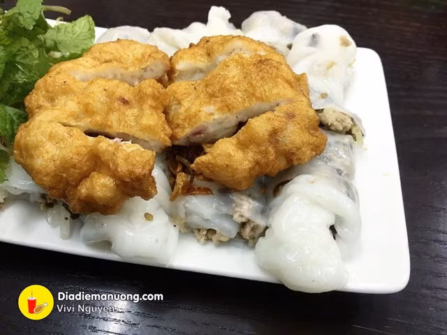 Phết một lớp dầu vào vòng quanh chảo, đặt lên bếp đun nóng. Múc muôi bột cho vào chảo rồi tráng bột đều mặt chảo. Đậy nắp lại trong giây lát là bột chín. Khi bánh chín úp ra mâm có phết một lớp dầu để chống dính. Trong lúc đợi bánh nguội tiếp tục tráng bánh. Ảnh: Diadiemanuong.com.