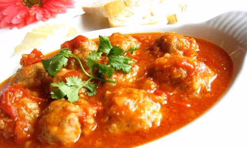 Khi cà chua đã nhuyễn tạo thành 1 thứ nước sốt thì sẽ cho chả mực vừa rán xong vào chảo rồi cho thêm chút nước, tiếp tục đun cho đến khi nào thấy nước trong chảo sền sệt là được. Cuối cùng mới cho hành lá và thì là, hồ tiêu lên và trộn đều, tắt bếp. Ảnh: chamucquangninh.com.