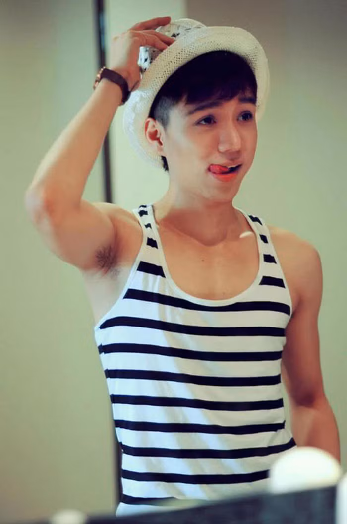 Anh đã quyết định dành dụm tiền để sang Thái Lan phẫu thuật thẩm mỹ. Anh đã thực hiện tổng cộng 10 lần thẩm mỹ hết 10.000 USD. Trải qua đủ những tự ti, đau đớn, hy vọng, cuối cùng, anh sở hữu gương mặt điển trai chẳng khác gì những ngôi sao Hàn Quốc với tỷ lệ 111. Ảnh: Tamdiem.