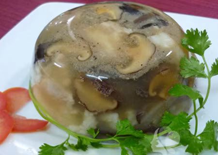 Những ai không muốn ăn nhiều thịt, có chế độ ăn chay hay ăn kiêng thì công thức nấu món này rất thích hợp. Với người chưa từng chế biến món ăn này thì mẹo nấu thịt đông ngon trong khi không hề có thịt, có bì, mà vẫn đông, vẫn hấp dẫn thực sự khá mới mẻ và thú vị. Ảnh: Lamsao.