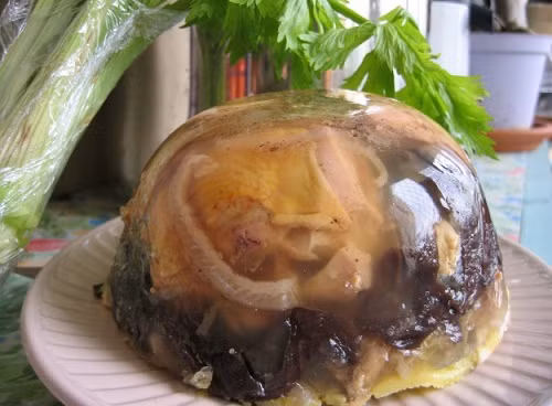 Gà nấu đông. Cũng tương tự như món thịt đông nhưng thịt gà được thay thế vào, vừa dễ tiêu hóa vừa bổ dưỡng hơn. Những miếng đùi gà chắc thịt, lọc bỏ xương và thái nhỏ. Da thái miếng to như hộp diêm rồi ninh đến khi chín mềm. Nước ninh gà thêm chút nước mắm nhĩ thật ngon, chút tiêu sọ cho nồng lên mùi cay làm dáng rồi đổ vào khuôn. Ảnh: Bazzarvietnam.