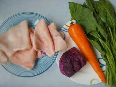 Bì heo nấu đông. Món ăn mới lạ này không dùng tí thịt nào mà chỉ dùng bì heo (da lợn). Nguyên liệu gồm có bì heo, rau có màu, gia vị, hoa hồi, hạt tiêu, quế, rượu, muối. Bì heo được ninh nhừ cùng các gia vị và xay nhuyễn rồi nhuộm màu bằng các loại lá thiên nhiên. Ảnh: Zingnews.