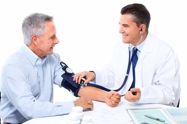 Trị đái tháo đường: Rau cần nước 500g, rửa sạch, vò nát, ép lấy nước, chia uống 2 lần trong ngày. Có thể dùng nước sôi chần qua rồi vớt ra thái khúc trộn gia vị ăn thường xuyên. Ảnh: luongynguyenthiphu.com.