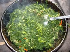 3. Nộm rêu đá: Món này thường chế biến với rêu non. Rêu rửa sạch được đồ chín, sau đó trộn với súp, mì chính, gừng, mùi, hạt tiêu rừng, có thể thêm ớt nướng giã nhỏ, ăn rất ngon. Ảnh: Citinews.net.