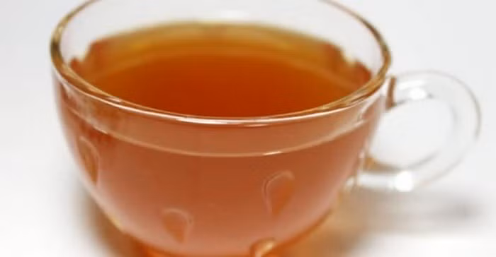 Nước lạc tiên. Dùng 15g cây lạc tiên khô sắc nước uống thay trà hàng ngày. Ngoài ra có thể uống cao lỏng, siro, rượu thuốc với lượng tương ứng. Nên uống trước khi đi ngủ khoảng 15 phút là tốt nhất. Ảnh: Giadinhphapluat.