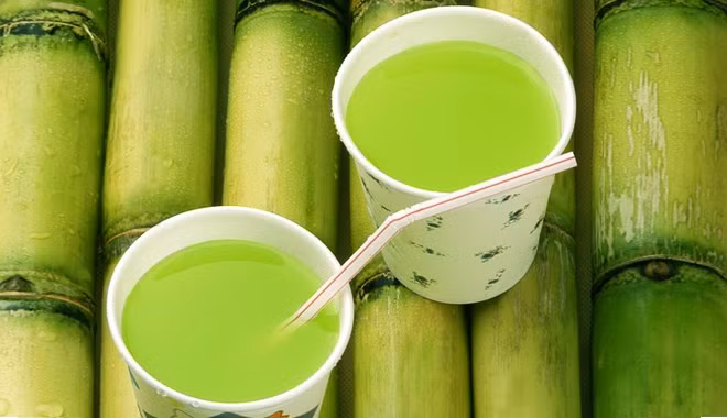 2. Nước mía hạt sen. Nguyên liệu: Nước mía tươi, hạt sen, đậu xanh, đậu đen. Cho nước vào ninh nhừ hạt sen, đậu xanh, đậu đen. Sau đó, đổ thêm nước mía vào và đun sôi tiếp khoảng 5 - 7 phút. Ảnh: Bestie.vn.