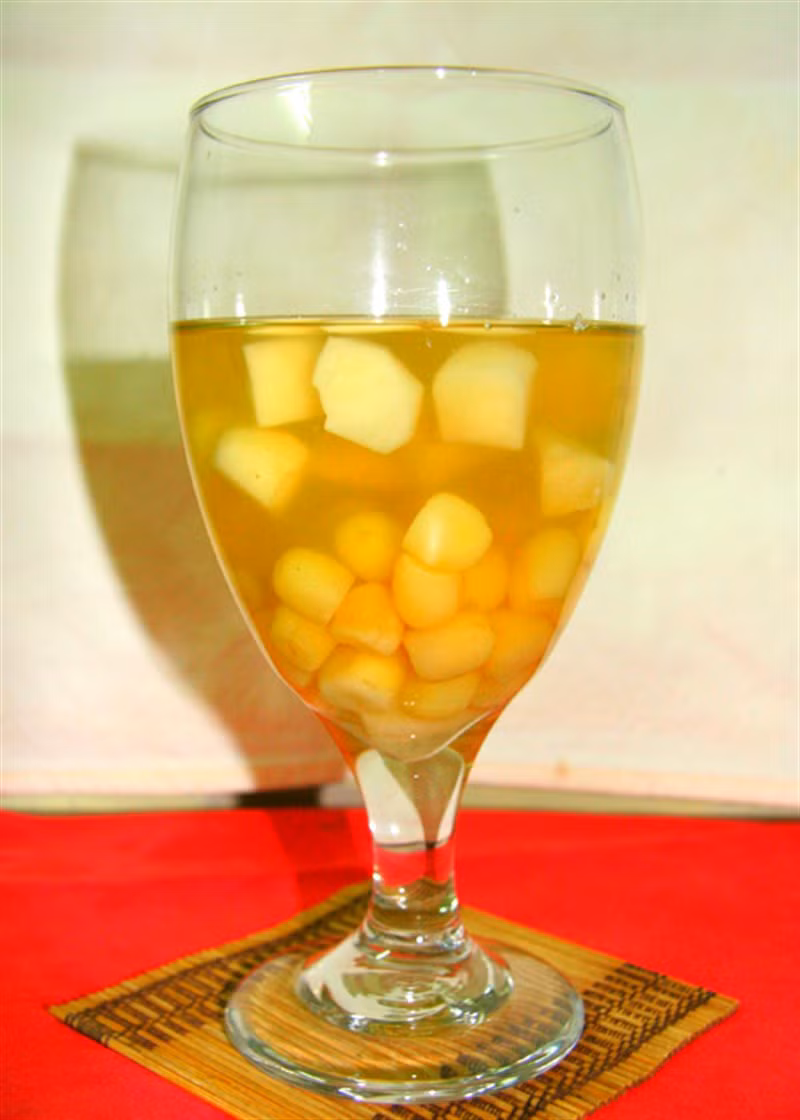 Với những bé nhỏ, nên chắt lấy nước cho bé uống còn đối với những bé lớn, mẹ có thể cho bé ăn kèm hạt sen và đỗ cũng rất tốt. Ảnh: Cooky.vn.