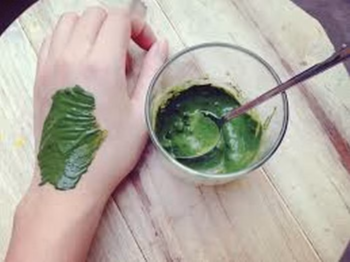 Lá dâu tằm. Dùng 200g dâu tằm tươi, rửa sạch sau đó giã nhuyễn lấy nước. Ngâm mình trong dung dịch này 20phút sau đó tắm lại với nước ấm. Thực hiện 3 lần/ tuần để mang lại hiệu quả cao nhất. Không chỉ mang lại làn da mịn màng, dâu tằm còn có tác dụng bảo vệ da khỏi hình thành mụn rất hiệu quả. Ảnh: Blogtrangda. (Thông tin trong bài viết chỉ mang tính chất tham khảo. Trước khi sử dụng bài thuốc, bạn vui lòng hỏi ý kiến bác sĩ).