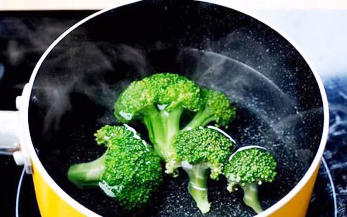 Bông cải xanh luộc. Giàu dinh dưỡng và chứa nhiều chất xơ, ít calo cho nên đây là lựa chọn hoàn hảo cho những người muốn giảm cân nhanh chóng. Hơn nữa, súp lơ xanh cũng chứa nhiều carbonhydrat giúp cung cấp năng lượng khiến bạn lâu đói và nhanh no, hạn chế cơn thèm ăn hiệu quả. Ảnh: Cooky.