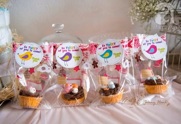 4. Tặng quà cho những người tới tham dự: Không chỉ bé yêu ấn tượng với kế hoạch tổ chức mà mẹ đã làm cho bé, các bạn của con hoặc anh chị em của bé cũng sẽ ấn tượng không kém nếu ra về lại được cả quà. Ảnh: vietnamnet.vn.