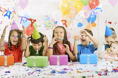 5. Chụp ảnh bữa tiệc: Mọi thứ đều nên lưu giữ lại, không chỉ trong ký ức mà còn là cả những hình ảnh về sau xem lại thấy vẫn nhớ và thấy vui. Ảnh: uh.com.vn.